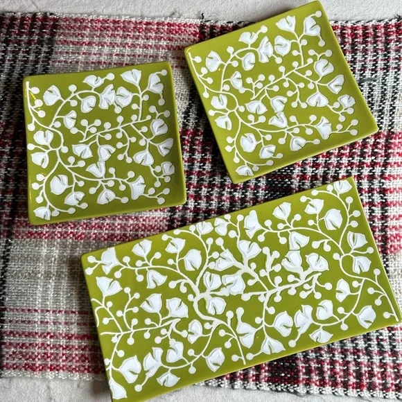 Crate & Barrel 3 Piece Akemi Floral Serving Set - Picture 3 of 16